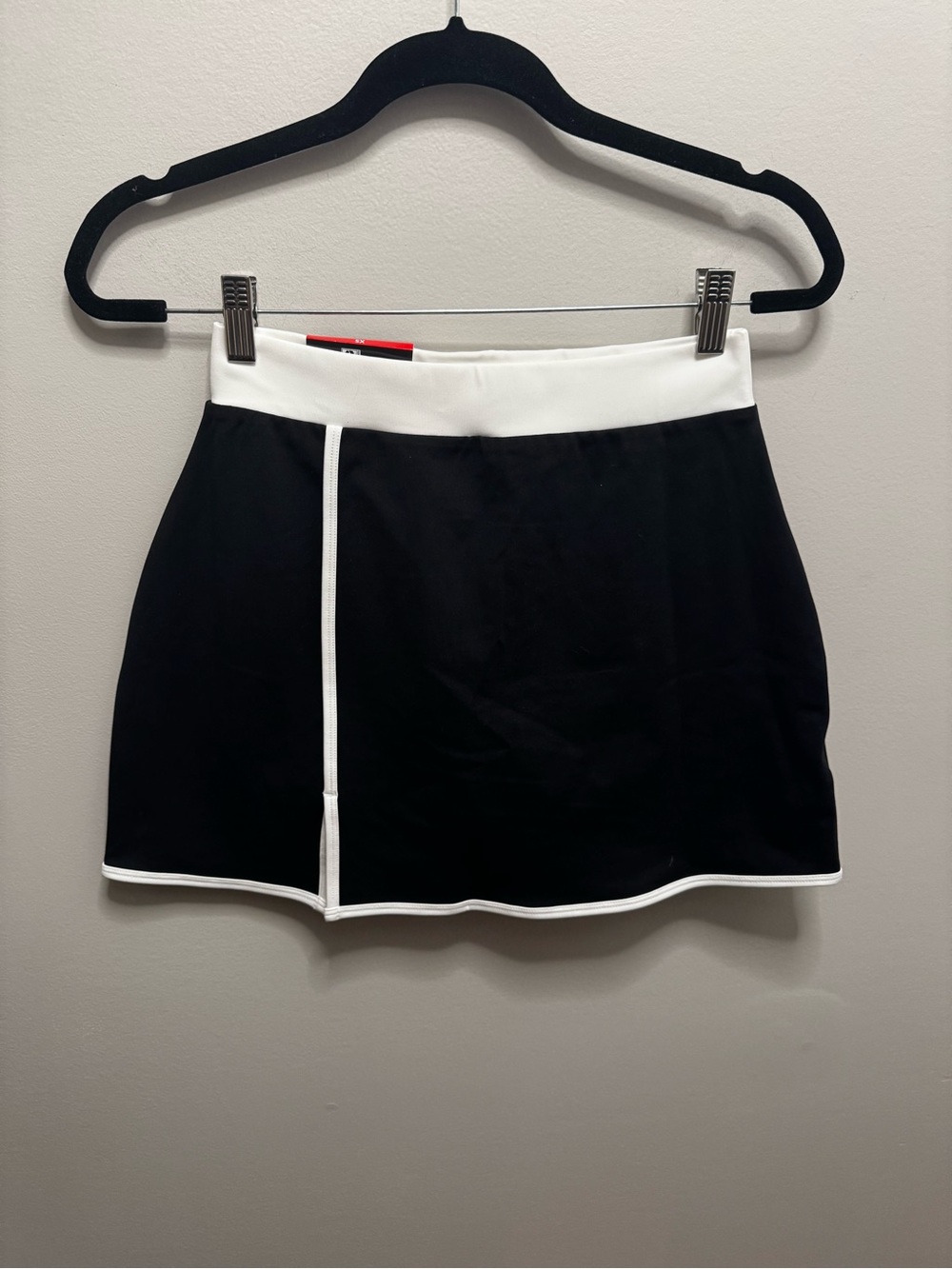 NWT GAP Fit Athletic Skort with White Waistband and Trim